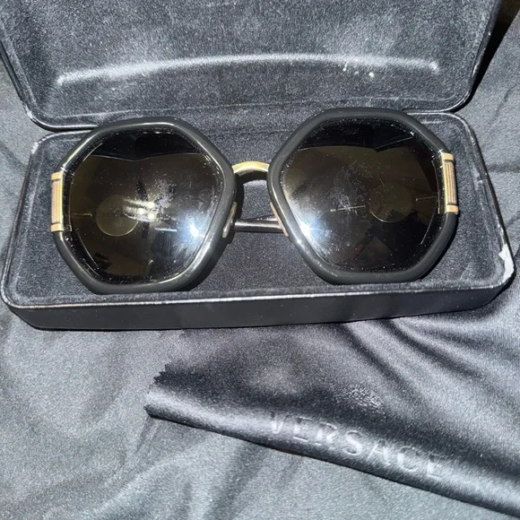 Versace - 4413 black and gold sunglasses - Picture 4 of 5